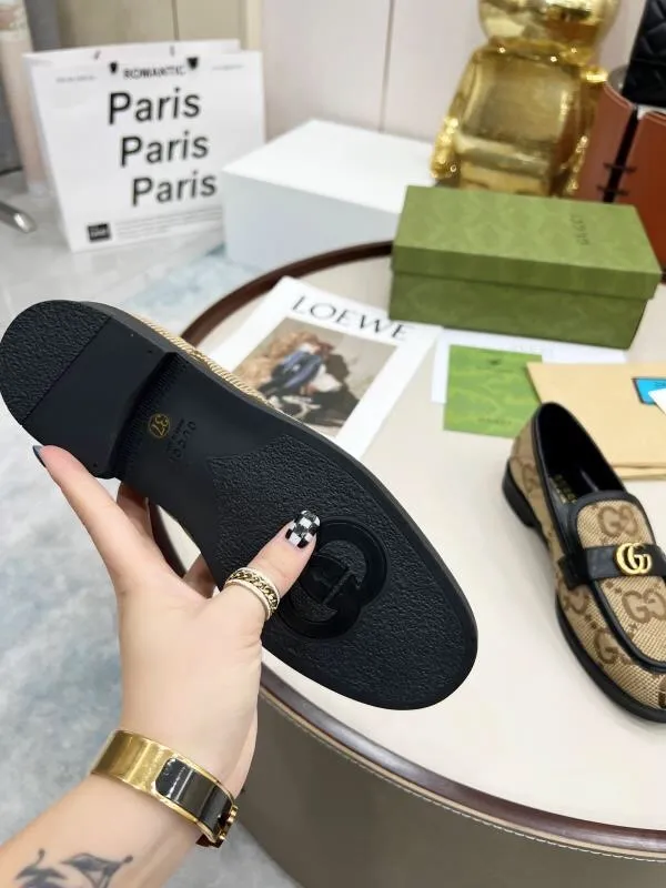 👟👟Ex-factory price 440👟👟 2022 new G family classic design loafers, made of V-shaped quilted effect leather, double G monogram evolved from Gucci, calf leather, mixed sheepskin lining, heel height 1.5 cm, original molded wear-resistant Tpu outsole. Code number 35-42,